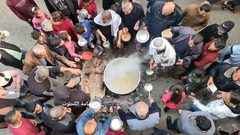 أبو يوسف يطبخ الجريشة ويوزعها مجانا لأهل حارته طيلة شهر رمضان المبارك، للعام السابع على التوالي.