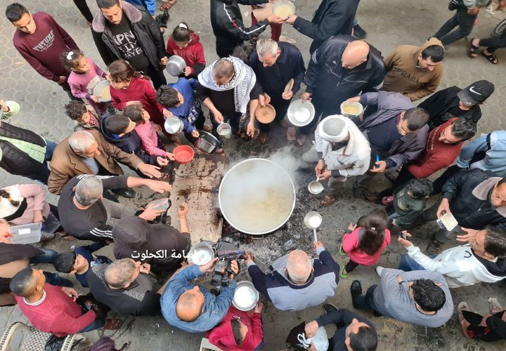 أبو يوسف يطبخ الجريشة ويوزعها مجانا لأهل حارته طيلة شهر رمضان المبارك، للعام السابع على التوالي.