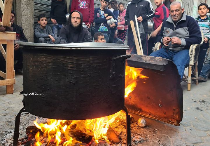 أبو يوسف يطبخ الجريشة ويوزعها مجانا لأهل حارته طيلة شهر رمضان المبارك، للعام السابع على التوالي.