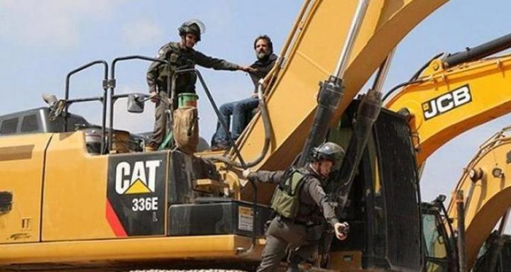 الاحتلال يستولي على رافعة بالأغوار الجنوبية