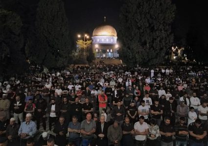 أكثر من 55 ألف مصلٍ أدوا العشاء والتراويح في المسجد الأقصى المبارك