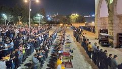 أكثر من 55 ألف مصلٍ أدوا العشاء والتراويح في المسجد الأقصى المبارك