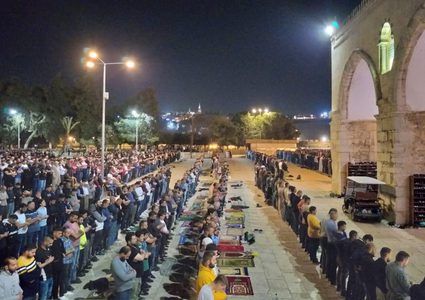 أكثر من 55 ألف مصلٍ أدوا العشاء والتراويح في المسجد الأقصى المبارك