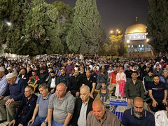 أكثر من 55 ألف مصلٍ أدوا العشاء والتراويح في المسجد الأقصى المبارك
