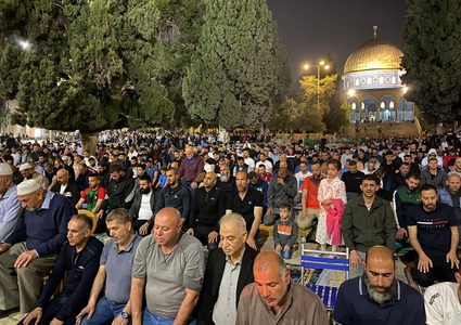 أكثر من 55 ألف مصلٍ أدوا العشاء والتراويح في المسجد الأقصى المبارك
