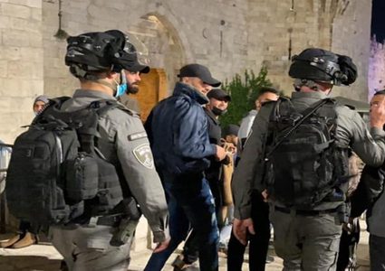الاحتلال يعتقل شابا من باب العمود في القدس