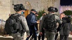 الاحتلال يعتقل شابا من باب العمود في القدس