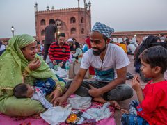 مسلمو الهند في رمضان وموائد الإفطار في مسجد الجامع التاريخي في نيودلهي