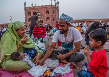 مسلمو الهند في رمضان وموائد الإفطار في مسجد الجامع التاريخي في نيودلهي