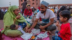 مسلمو الهند في رمضان وموائد الإفطار في مسجد الجامع التاريخي في نيودلهي