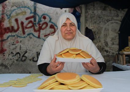 سيدة فلسطينية من غزة تصنع وتبيع القطايف في سوق محلية وسط القطاع