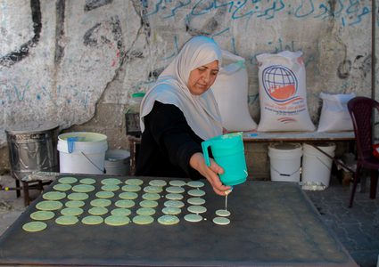 سيدة فلسطينية من غزة تصنع وتبيع القطايف في سوق محلية وسط القطاع