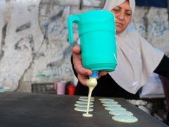 سيدة فلسطينية من غزة تصنع وتبيع القطايف في سوق محلية وسط القطاع