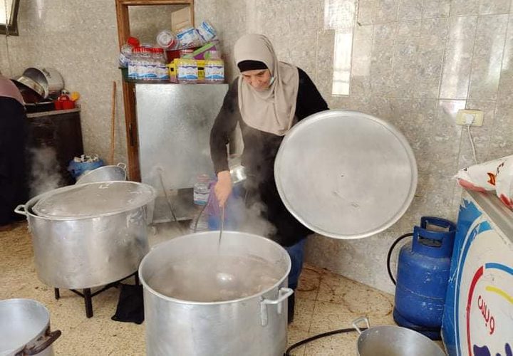 جمعية نساء بيتا التنموية توزع يوميا وجبات إفطار للصائمين الفقراء بمعدل 500- 700 وجبة بدعم من أهل الخير، ومن خلال تكية بيتا الخيرية