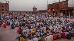 مسلمو الهند في رمضان وموائد الإفطار في مسجد الجامع التاريخي في نيودلهي