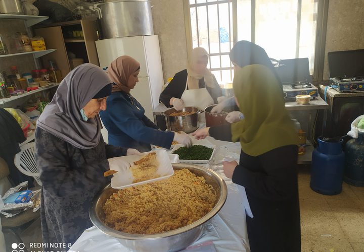 جمعية نساء بيتا التنموية توزع يوميا وجبات إفطار للصائمين الفقراء بمعدل 500- 700 وجبة بدعم من أهل الخير، ومن خلال تكية بيتا الخيرية