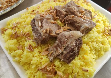 تكية بيتا الخيرية توزع وجبات يومية على الفقراء