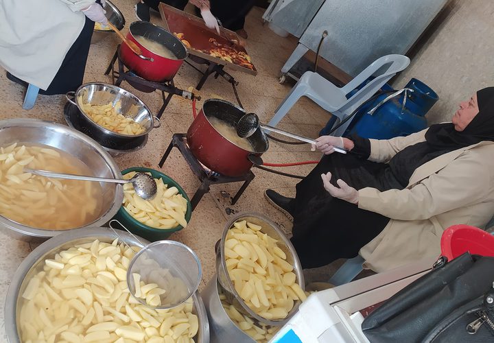 جمعية نساء بيتا التنموية توزع يوميا وجبات إفطار للصائمين الفقراء بمعدل 500- 700 وجبة بدعم من أهل الخير، ومن خلال تكية بيتا الخيرية
