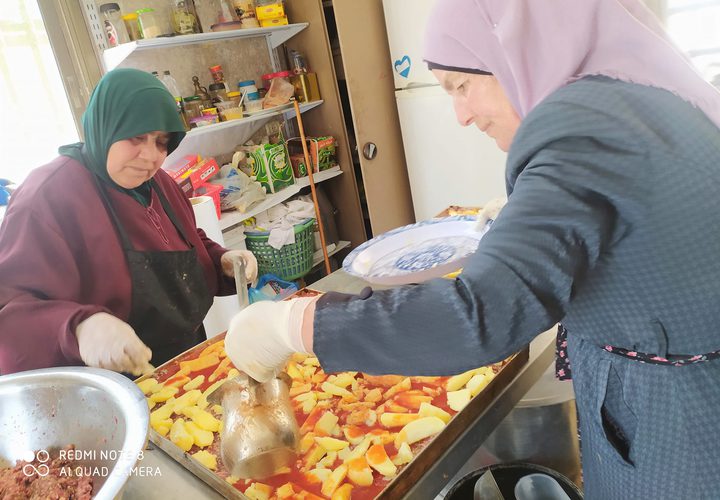 جمعية نساء بيتا التنموية توزع يوميا وجبات إفطار للصائمين الفقراء بمعدل 500- 700 وجبة بدعم من أهل الخير، ومن خلال تكية بيتا الخيرية