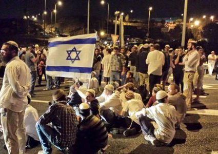 مستوطنون يتجمهرون عند مفترق "غوش عتصيون" جنوب بيت لحم