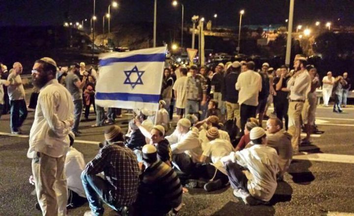 مستوطنون يتجمهرون عند مفترق "غوش عتصيون" جنوب بيت لحم