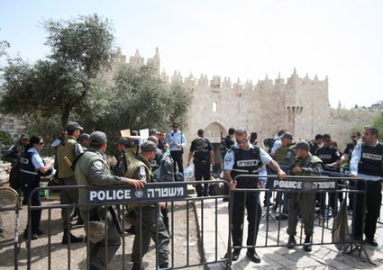 الاحتلال يضع قيودا على دخول المصلين للقدس