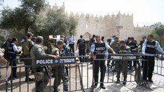الاحتلال يضع قيودا على دخول المصلين للقدس
