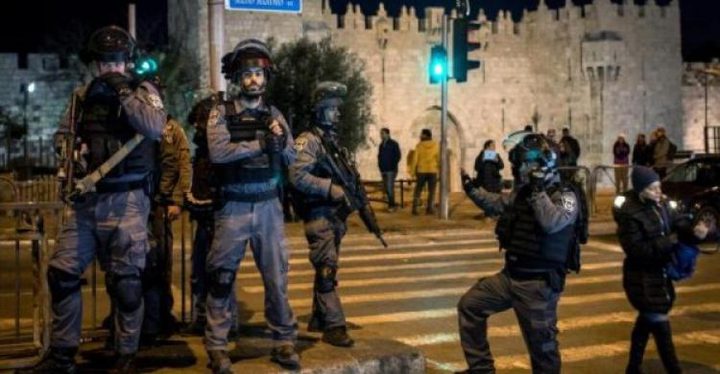 الاحتلال يعتقل شابا في باب العمود بالقدس