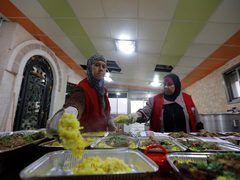 تكية "سيدي شيبان" تعد وجبات إفطار رمضان، لتوزيعها على الفقراء والمحتاجين في محافظة رام الله والبيرة