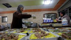 تكية "سيدي شيبان" تعد وجبات إفطار رمضان، لتوزيعها على الفقراء والمحتاجين في محافظة رام الله والبيرة.