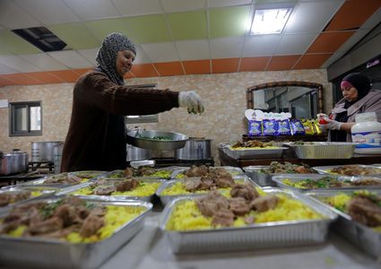 تكية "سيدي شيبان" تعد وجبات إفطار رمضان، لتوزيعها على الفقراء والمحتاجين في محافظة رام الله والبيرة.