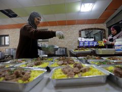 تكية "سيدي شيبان" تعد وجبات إفطار رمضان، لتوزيعها على الفقراء والمحتاجين في محافظة رام الله والبيرة.