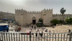 الآلاف يتوافدون الى الأقصى لآداء صلاة الجمعة الأولى من شهر رمضان