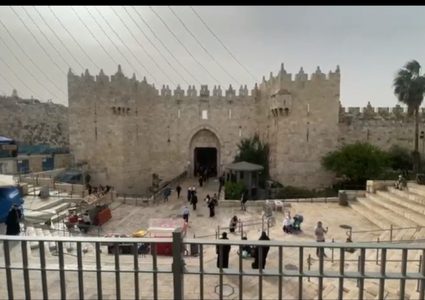 الآلاف يتوافدون الى الأقصى لآداء صلاة الجمعة الأولى من شهر رمضان