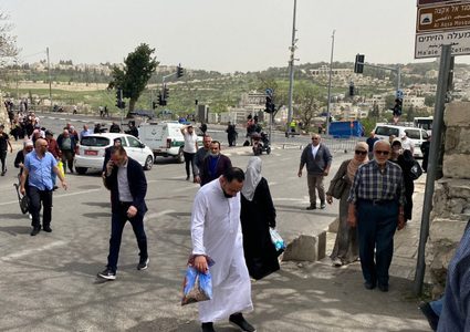 الآلاف يتوافدون الى الأقصى لآداء صلاة الجمعة الأولى من شهر رمضان