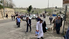 الآلاف يتوافدون الى الأقصى لآداء صلاة الجمعة الأولى من شهر رمضان