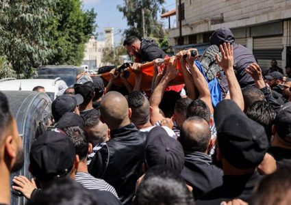 جماهير غفيرة تشيع جثمان الشهيد احمد السعدي