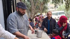 عائلة فرج الله من غزة تتطوع بتقديم وجبات الإفطار للجيران يومياً