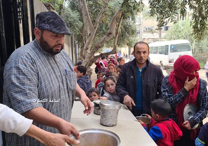 عائلة فرج الله من غزة تتطوع بتقديم وجبات الإفطار للجيران يومياً