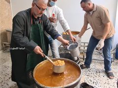 عائلة فرج الله في النصيرات تتطوع كل عام لتقديم وجبات الافطار لجيرانهم يوميًا بدون مقابل وعلى نفقتهم الشخصية