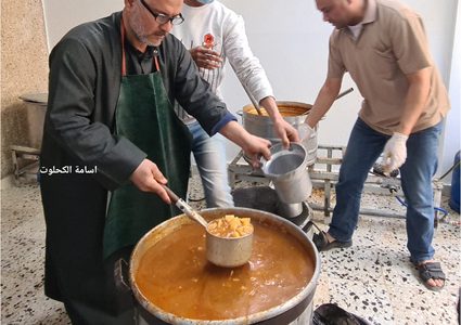 عائلة فرج الله من غزة تتطوع بتقديم وجبات الإفطار للجيران يومياً