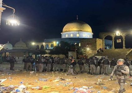 الاحتلال يمنع المصلين من دخول الأقصى بعد صلاة التراويح