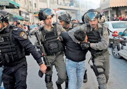 الاحتلال يعتقل فتى وشاب من قرية كفر مالك