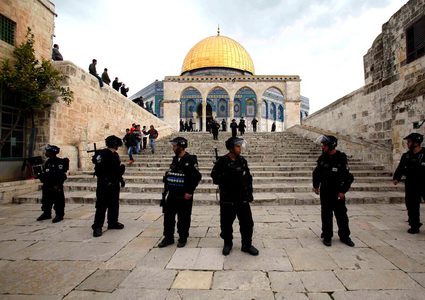 الاحتلال يبعد ثلاثة مقدسيين عن "الأقصى"