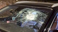 مستوطنون يهاجمون مركبات المواطنين قرب بيتين