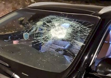 مستوطنون يهاجمون مركبات المواطنين قرب بيتين