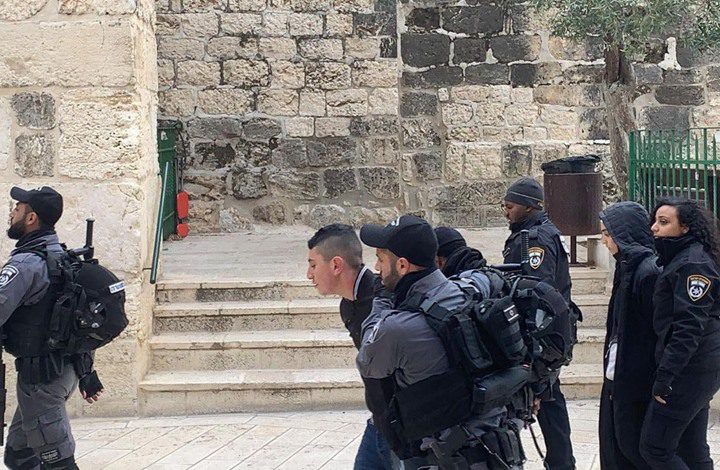 قوات الاحتلال تعتقل ثلاثة شبان جنوب الأقصى