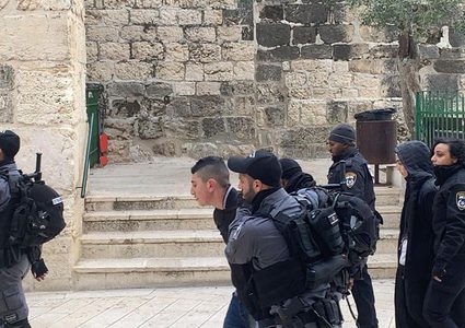 قوات الاحتلال تعتقل ثلاثة شبان جنوب الأقصى