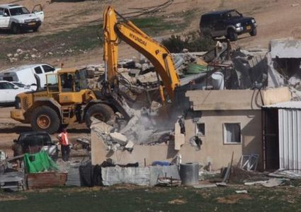 الاحتلال يهدم خيمة ويفكك "بركسا" في قرية كفر مالك شرق رام الله