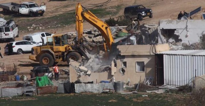 الاحتلال يهدم خيمة ويفكك "بركسا" في قرية كفر مالك شرق رام الله